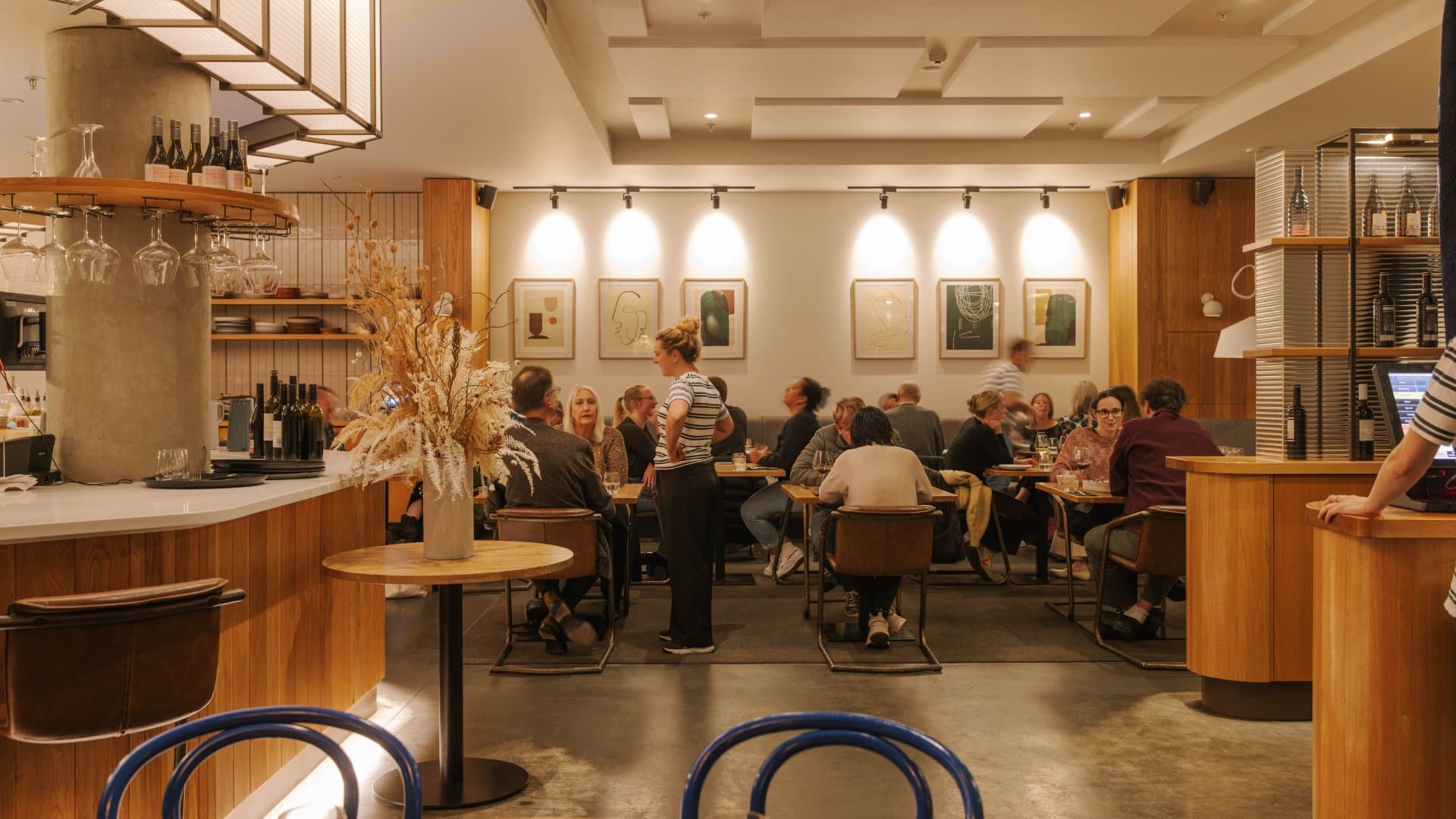 The Earl dining room in full swing on an evening