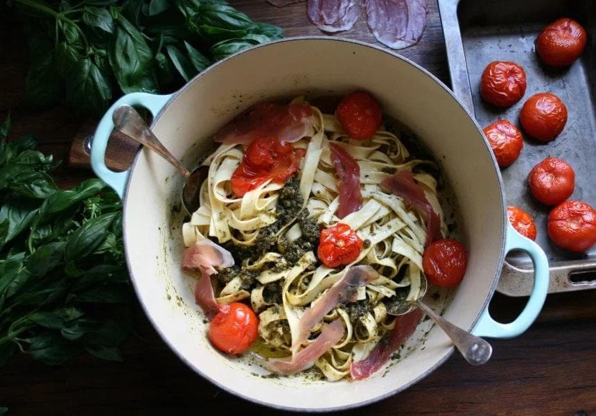 Fettucine with tomato, basil & prosciutto