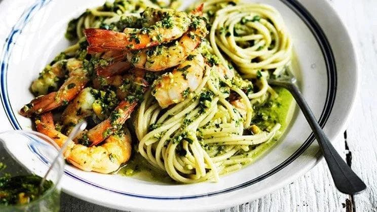 Spaghetti With prawn, Basil & pistachios